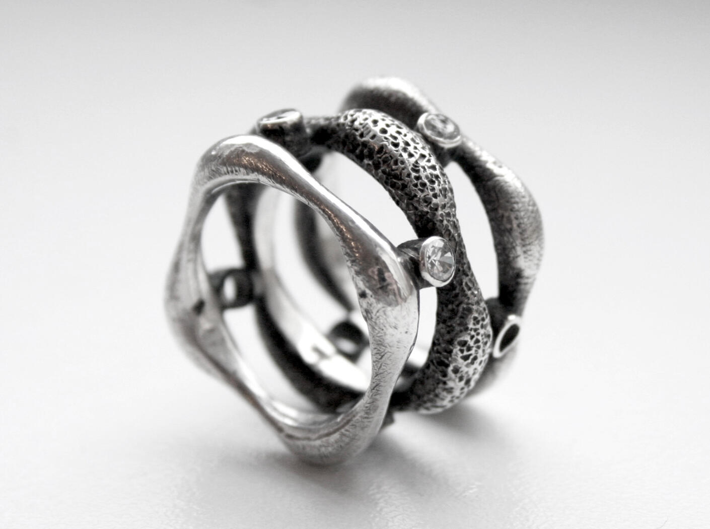 Bionica — bionic shape Silver rings connected by diamonds